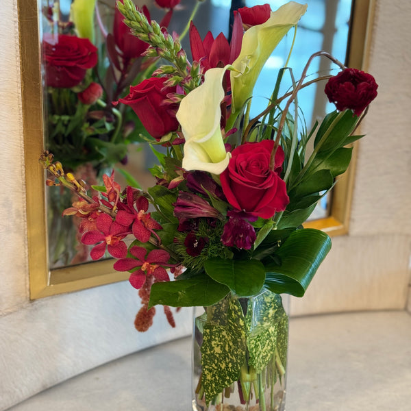 Compact and eclectic floral mix, square glass vase